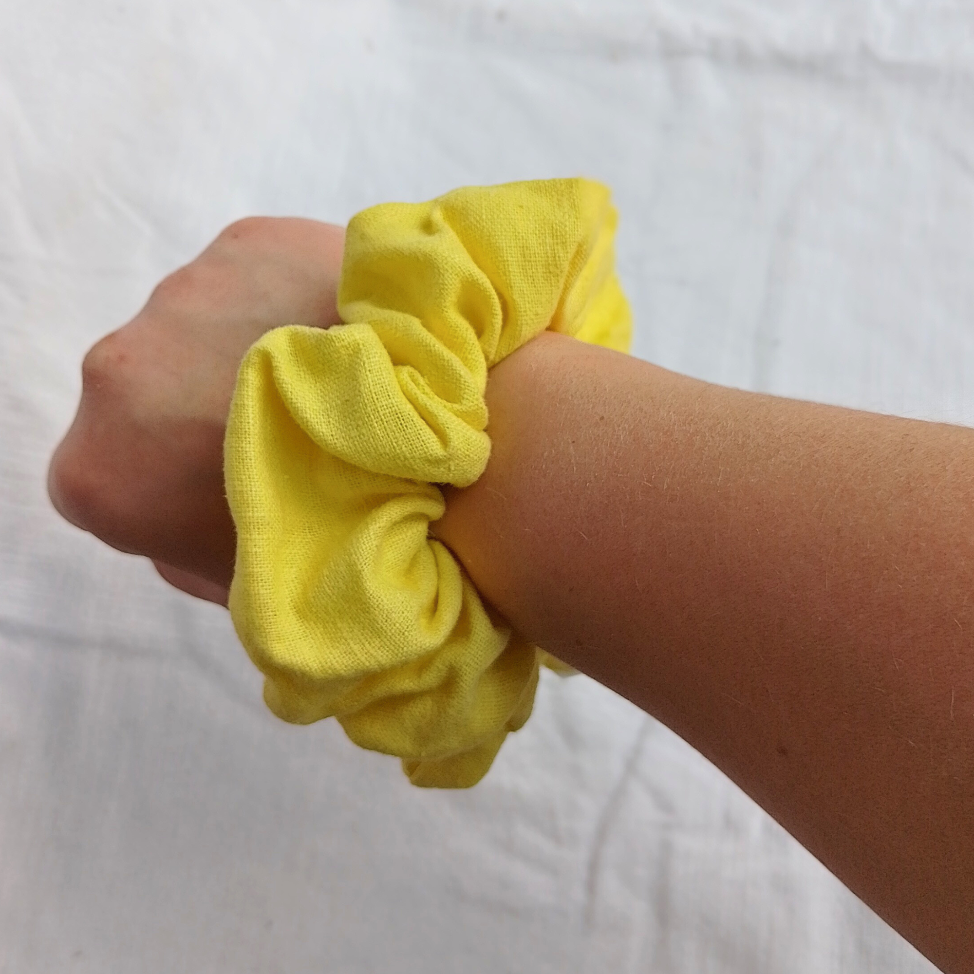 Scrunchies yellow arm